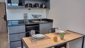 Micro-ondas, cafeteira/chaleira, talheres/pratos/utensílios de cozinha