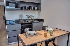Microwave, coffee/tea maker, cookware/dishes/utensils, dining tables - Céntrico Studio Para 2 Personas (Buenos Aires)