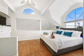 8 bedrooms, iron/ironing board, travel cot, WiFi - MB! 8BR Massive Beach Houses steps to sand! (San Diego)