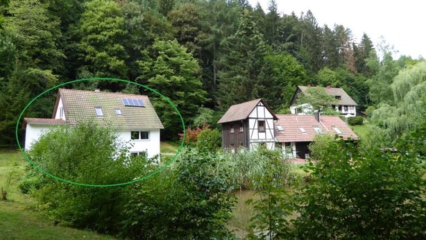 A rural house with a tiled roof, surrounded by dense forest. - Vacation home time out from everyday life (Kirchenkirnberg)