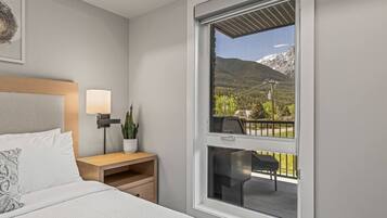 2 habitaciones, tabla de planchar con plancha y cuna de viaje