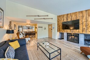 Smart TV, fireplace - Modern Mountain Getaway with Stunning Views (Keystone)