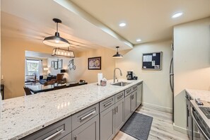 Een koelkast, een microgolfoven, een oven, een kookplaat