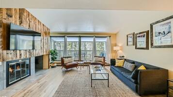 Smart TV, fireplace