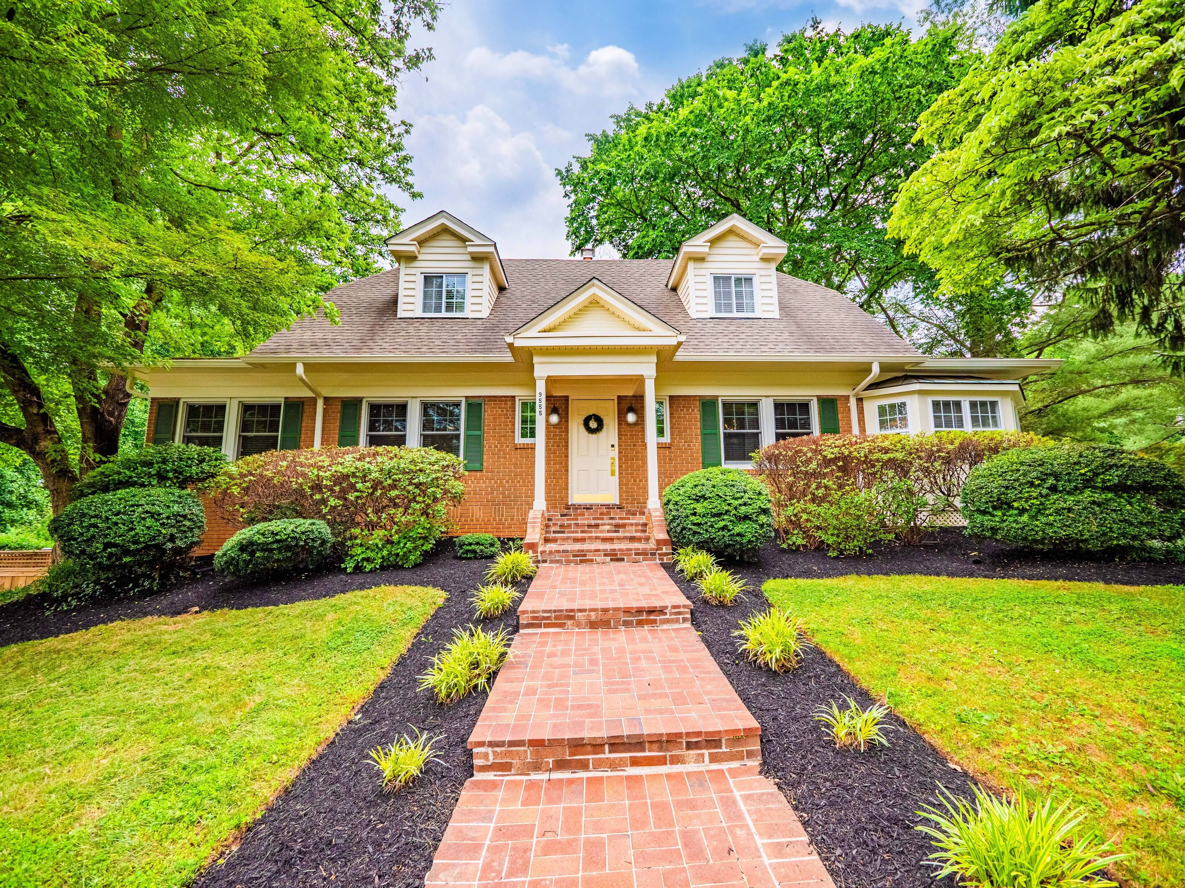 Luxury Home in Vienna, VA I Private Yard I Gym I 30 Day Minimum