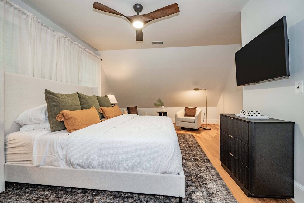 Luxury Home in Vienna, VA I Private Yard I Gym I 30 Day Minimum Hunter Mill Vrbo