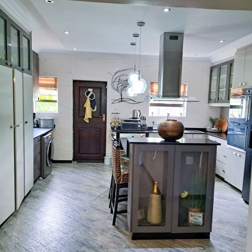 5 minutes to shopping complex., filling Station , coffee shop and restaurant 