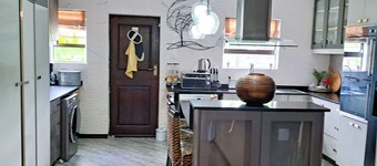 5 minutes to shopping complex., filling Station , coffee shop and restaurant 