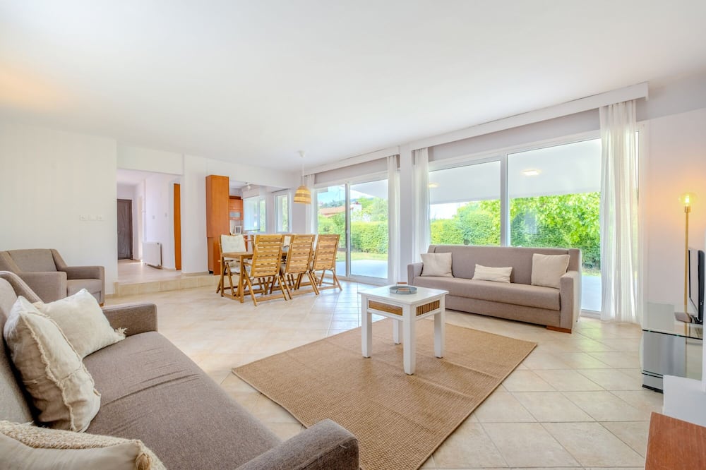Villa w Garden 5 min to Altinkoy Beach in Urla