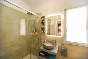 Dusche, Haartrockner, Bidet, Handtücher
