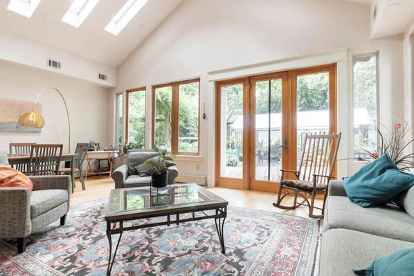 Smart TV, DVD player, books, music library - Spacious Relaxing & Beautiful home in Takoma Park on Washington, DC METRO (Takoma Park)