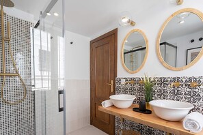 Shower, hair dryer, towels