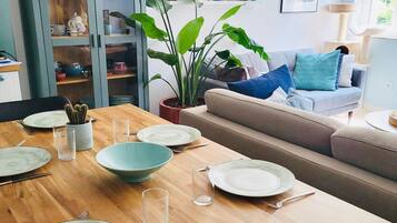 Deluxe Townhome | Dining room