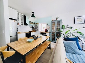 Deluxe Townhome | Living area