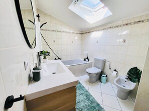 Deluxe Townhome | Bathroom