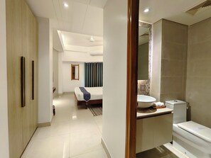 Luksus-dobbeltrom | Bad | Toalettartikler (inkludert), hårføner og tøfler