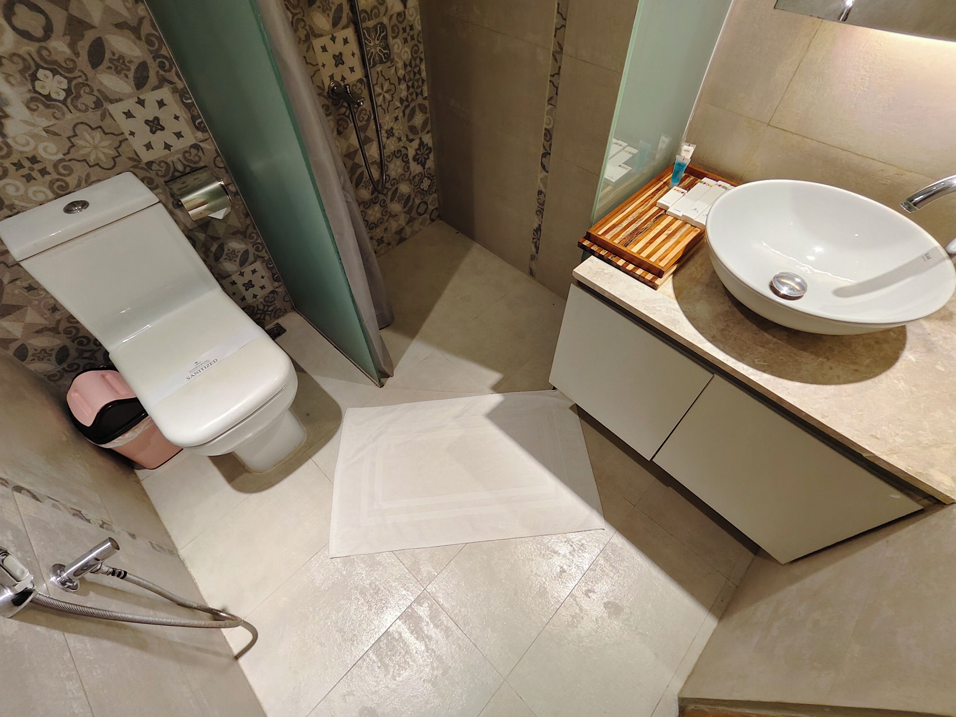 Un baño con inodoro, ducha y lavamanos.