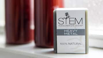 Dusj, hårføner, håndklær og såpe