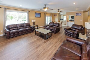 Smart-TV, peis, DVD-spiller og fotballspill