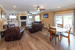 Smart-TV, peis, DVD-spiller og fotballspill