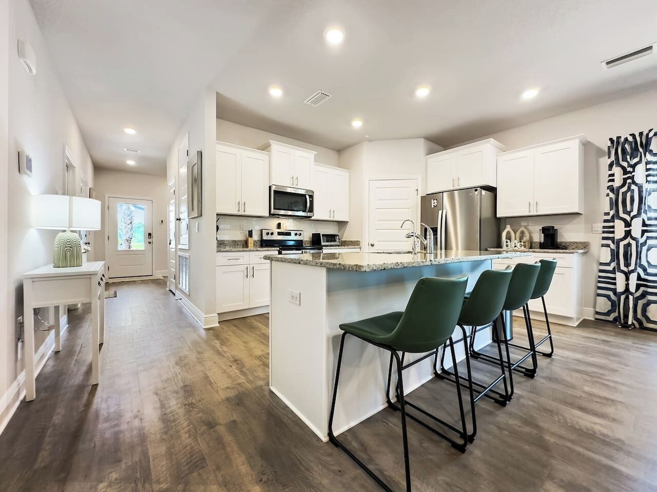 冷蔵庫、電子レンジ、オーブン、コンロ