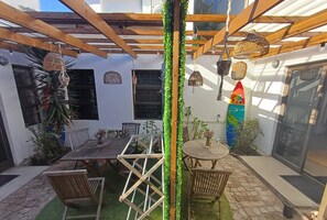 Outdoor dining - Get cosy in a feel good space (Cape Town)