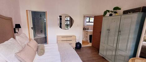 1 غرفة نوم وخزنة داخل الغرفة ومكتب ومكواة/لوح كي