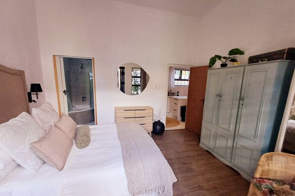2 bedrooms, in-room safe, desk, iron/ironing board - Get cosy in a feel good space (Cape Town)