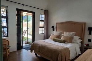 2 sovrum, värdeförvaringsskåp på rummet och skrivbord