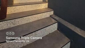 Eine Treppe mit Glasdach, das zu einem Essbereich führt.