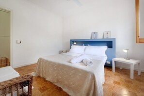 4 habitaciones, escritorio, tabla de planchar con plancha y wifi gratis 
