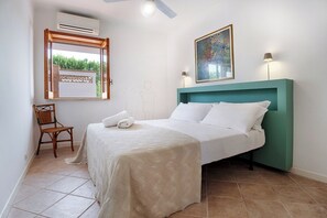 4 chambres, bureau, fer et planche à repasser, accès au Wi-Fi (inclus)