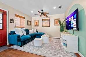 TV, offices - MB Rooftop Deck and BBQ Patio House + 2 parking! (San Diego)