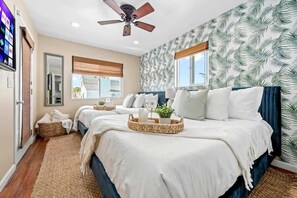 4 bedrooms, iron/ironing board, travel cot, WiFi - MB Rooftop Deck and BBQ Patio House + 2 parking! (San Diego)