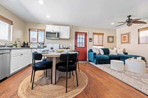 Interior - MB Rooftop Deck and BBQ Patio House + 2 parking! (San Diego)