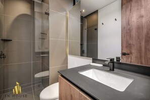 Secadora de cabello, toallas, papel de baño 