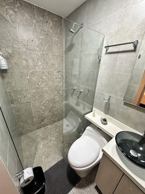 Shower, hair dryer, towels, soap - Apartment located in Laureles near 70 - 702 avenue. (Medellín)