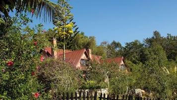 Vista frontal de la propiedad