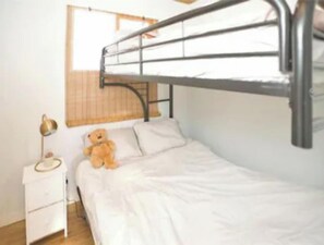 3 bedrooms, desk, free WiFi, bed sheets