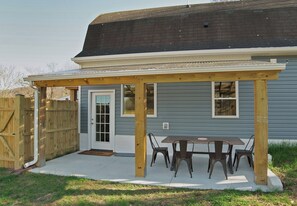 Outdoor dining - Amazing dog-friendly cottage. Walk 2 Harpers Ferry (Harpers Ferry)