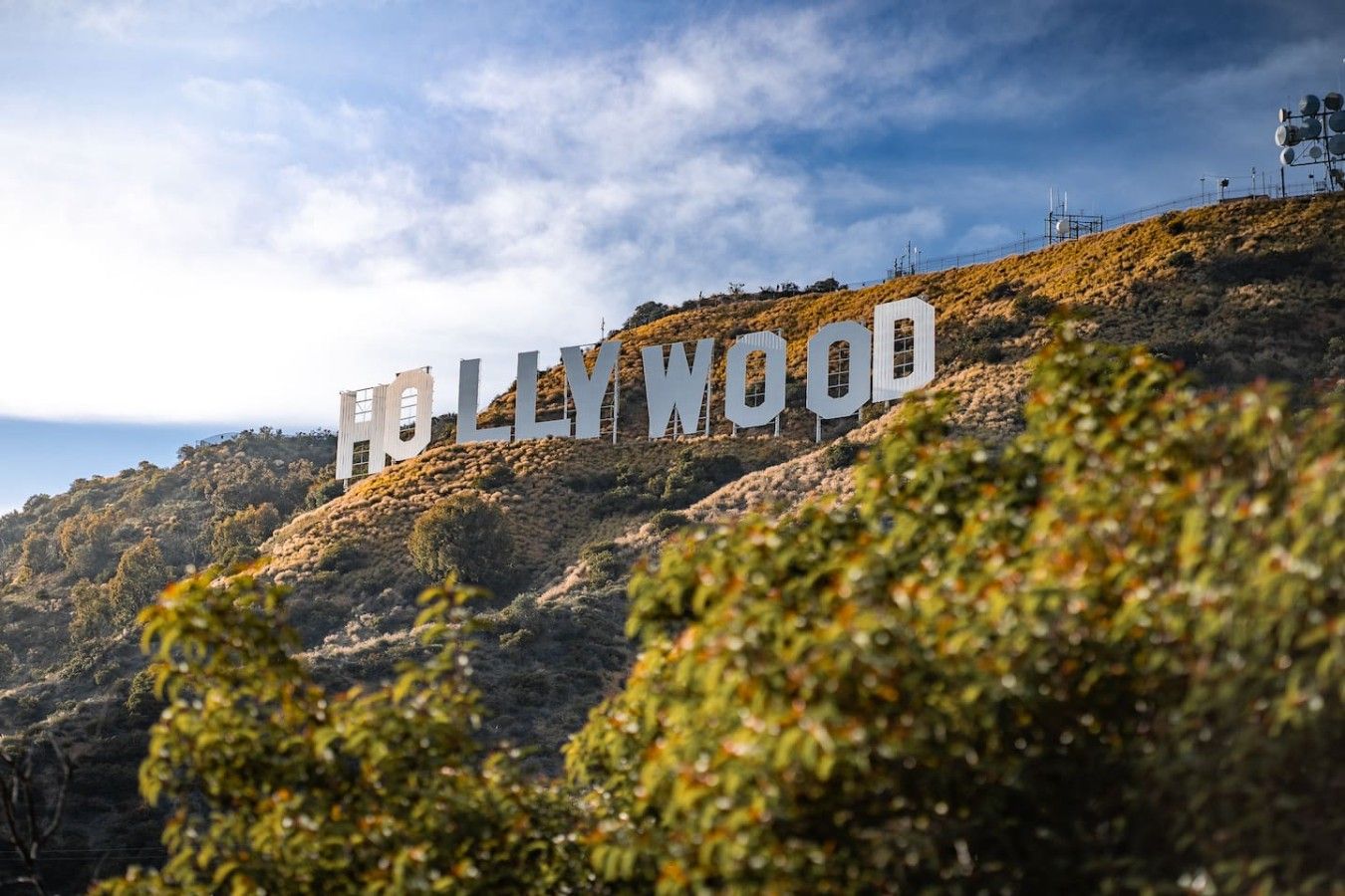 Le panneau Hollywood, perché sur une colline, avec un ciel dégagé.