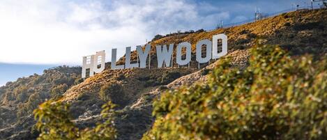 Das Hollywood-Schild auf einem Hügel vor blauem Himmel.