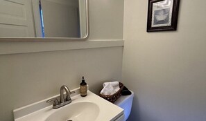 Shower, hair dryer, towels, soap - Cottage in central Arcadia available for long term stays (Arcadia)
