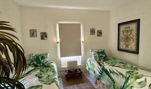 1 bedroom, WiFi, bed sheets - Cottage in central Arcadia available for long term stays (Arcadia)