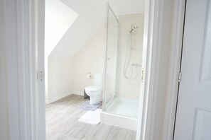 Hårføner, håndklær, såpe og toalettpapir