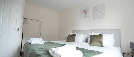 4 عدّة غرف نوم ومكواة/لوح كي وواي فاي وملاءات أسرّة