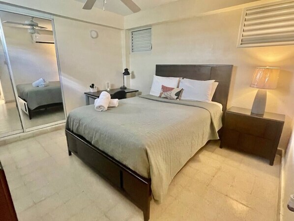 7 habitaciones, escritorio y tabla de planchar con plancha 