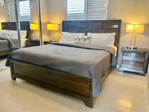 7 habitaciones, escritorio y tabla de planchar con plancha 