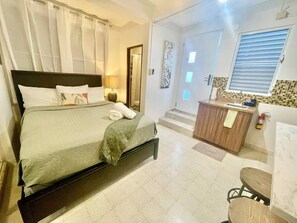 7 habitaciones, escritorio y tabla de planchar con plancha 