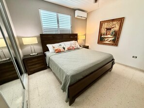 3 chambres, bureau, fer et planche à repasser, lit parapluie